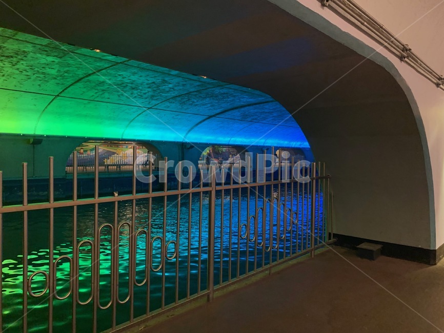 outdoors,옥외,야외,handrail,난간,물,water,조명,light,lighting,color,터널,tunnel