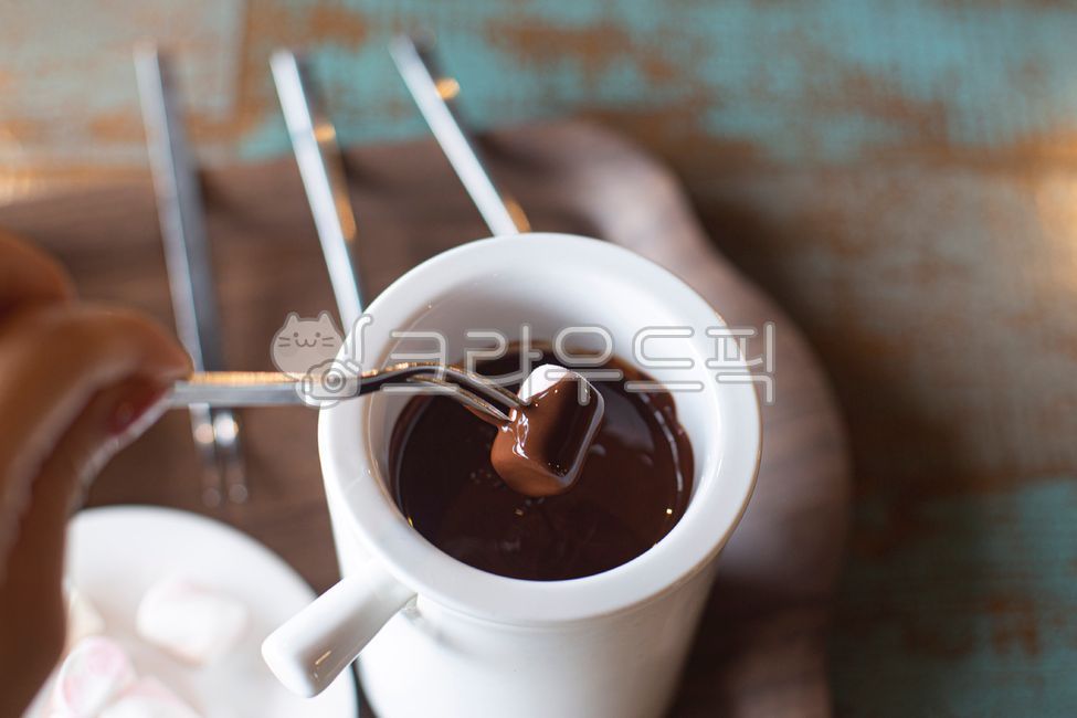 fondue,dessert,marshmallow,gelatin,sugar,food,chocolate,cup