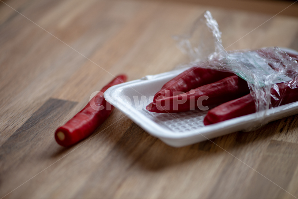 홍고추,고추,칠리페퍼,나무테이블,매콤한재료,재료,요리재료,빨간고추,빨강고추,음식,식재료,요리,food,cook,meal,dishes,food reserves,채소,야채,vegetables