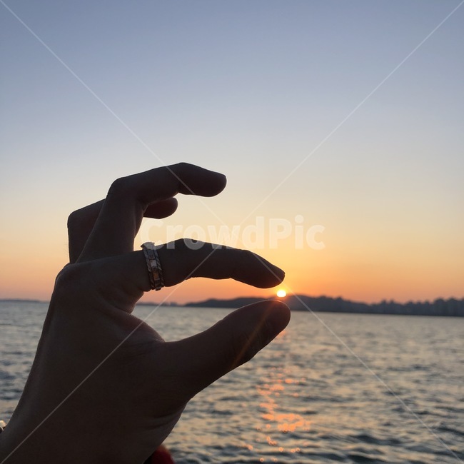 노을,하늘,바다,석양,손,sky,sea,밤,일몰,일출,인물피사체,감성,분위기,mood,여유,힐링,신체일부,몸,body