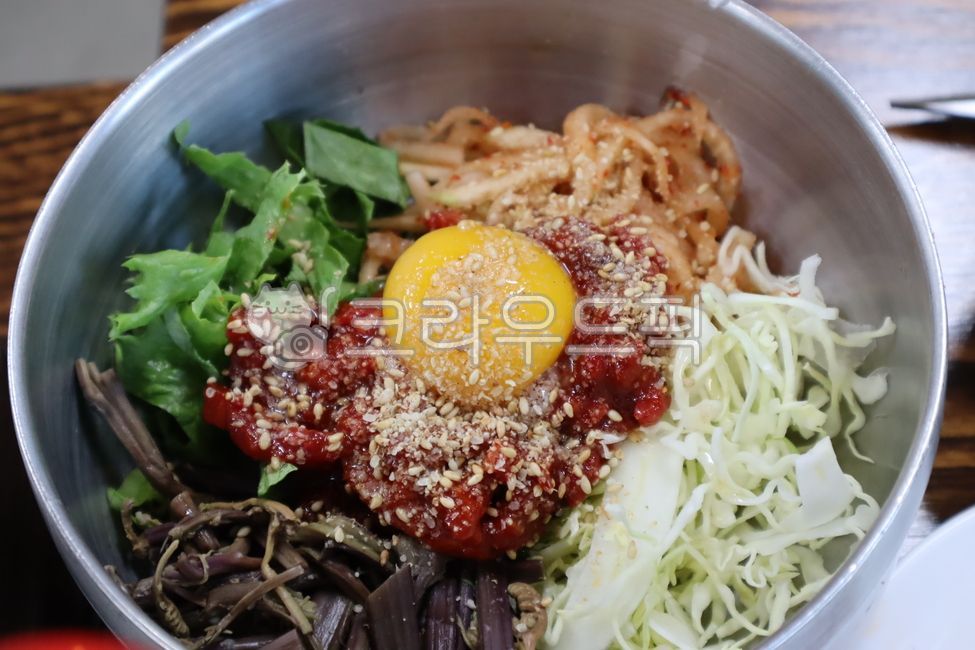 bibimbap,Raw radish vegetables,Korean,raw meat,beef,Bracken,vegetable,yolk,food,Jeonju,Yukhoe Bibimbap