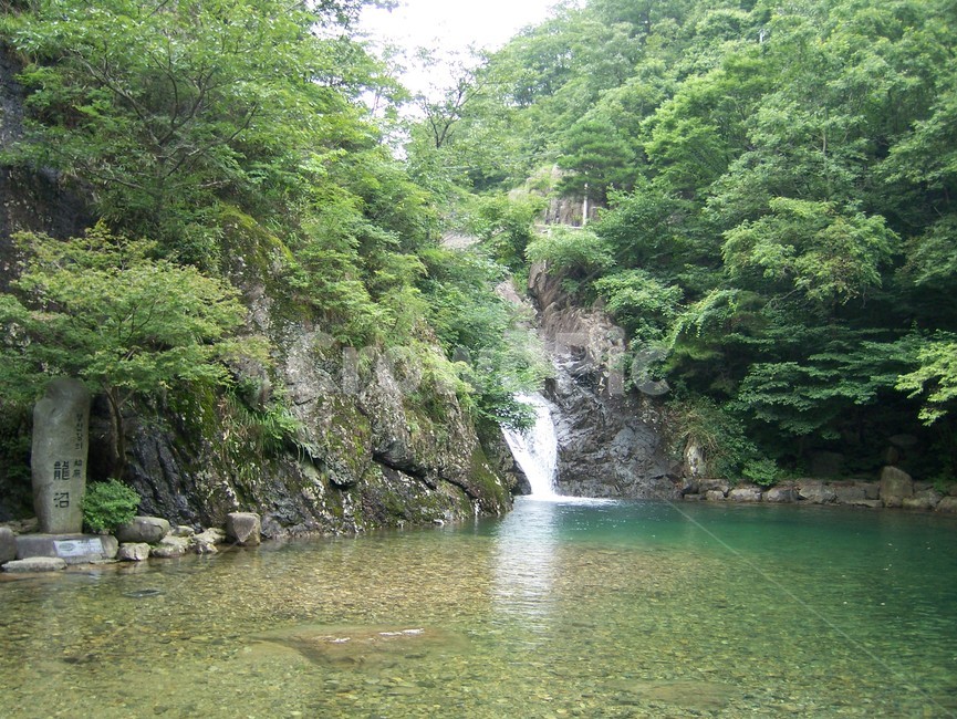 연못,폭포,계곡,맑은물,자연,숲,물,청정,풍경,여름,힐링,경치,녹음,시원함,녹색,바위,물가,계곡물,산,청량감,피서,명소,산책,야외,여행지,사진촬영지,휴식,자연경관,청정지역,환경,모험,물소리,신선함,산림욕,자유,관광,힐링코스,치유,자연광,울창함