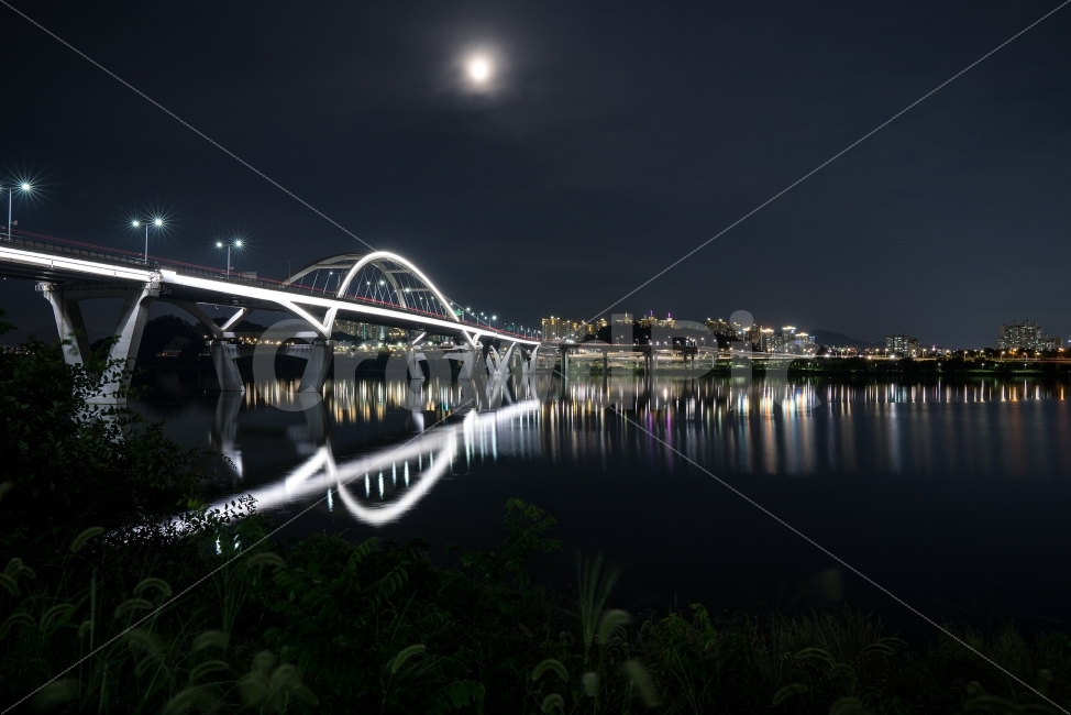 night view,moon,nightscape,nightview,Hangang Citizens Park,landscape,Guriamsadaegyo Bridge,Han River
