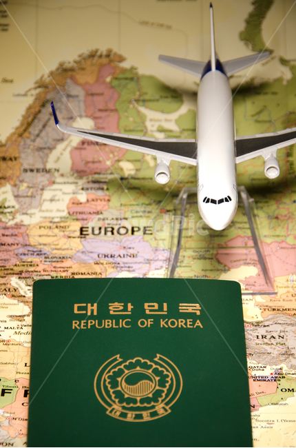 지도,여권,여행,비행기,유럽,비지니스,한국,한국여권,대한민국여권,대한민국,항공권,모형비행기,비즈니스,관광,항공사,유럽항공사,세계,국제,유럽여행,여행,휴가,traveling,vacation,trip,연출,컨셉,콘셉,direction,concept