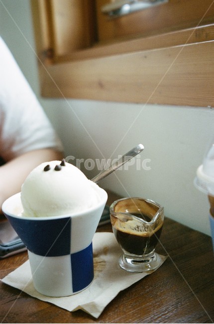 커피,아이스크림,스콘,수원,친구,cafe,coffee,brown,wood,인테리어,테이블,나무,원목,빵,전주,아포카토,바닐라,아이보리색,ivory,white