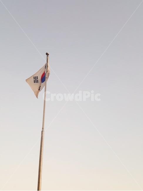 태극기,태극기흩날림,바람에날리다,국기게양대,애국심