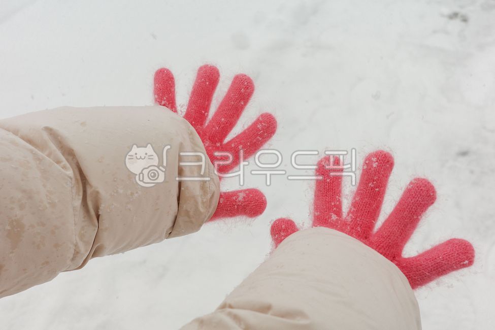 장갑,빨간장갑,겨울,눈,아이,외투,놀이,대비,따뜻함,귀여움,어린이,촉감,소매,계절감