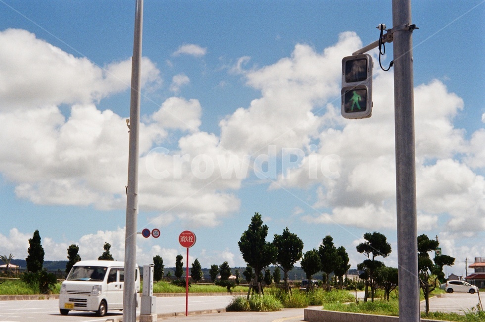 구름,신호등,초록불,표지판,차,일본,오키나와,빛,cloud,trafficlight,greenlight,sign,car,japan,okinawa,light,교통,교통수단,traffic,transportation