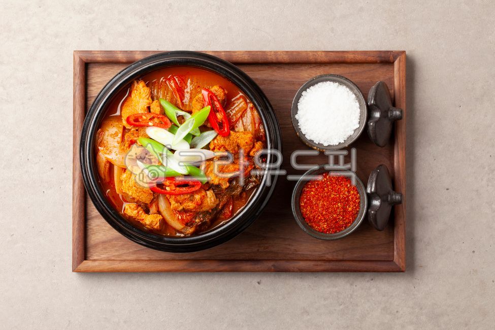 Kimchi stew,kimchi,stew,broth,Korean food,Korean culture,stew,seasoning,red pepper powder,food,meal,food,groceries,ingredients,ingredients,food ingredients,spicy,salty,pork,tofu,green onion,red pepper,meat
