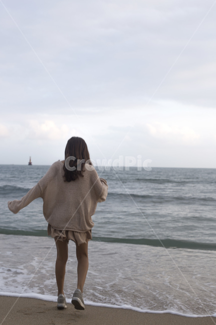 바다,해변,모래,모래사장,바닷가,파도,바닷물,여자,사람,뒷모습,해변,바다,beach,sea,사람,인물,인간,human,person,여성,여자,woman,female,lady