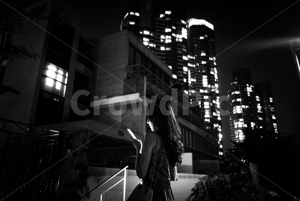 여자,약속,기다림,시간,promise,메세지,도시,풍경,city,landscape,야경,밤,nightscape,night,사람,인물,인간,human,person,여성,여자,woman,female,lady,감정표현,기분,feeling,emotion,정보통신기술,전자기기,전자제품,it,information,technology,electronic equipment,흑백,모노톤,monochrome,black and white