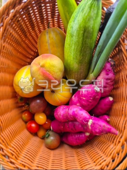 Crops,sweet potatoes,cherry tomatoes,pumpkins,green onions,melons,peaches,yellow peaches,vegetables,sweet potatoes