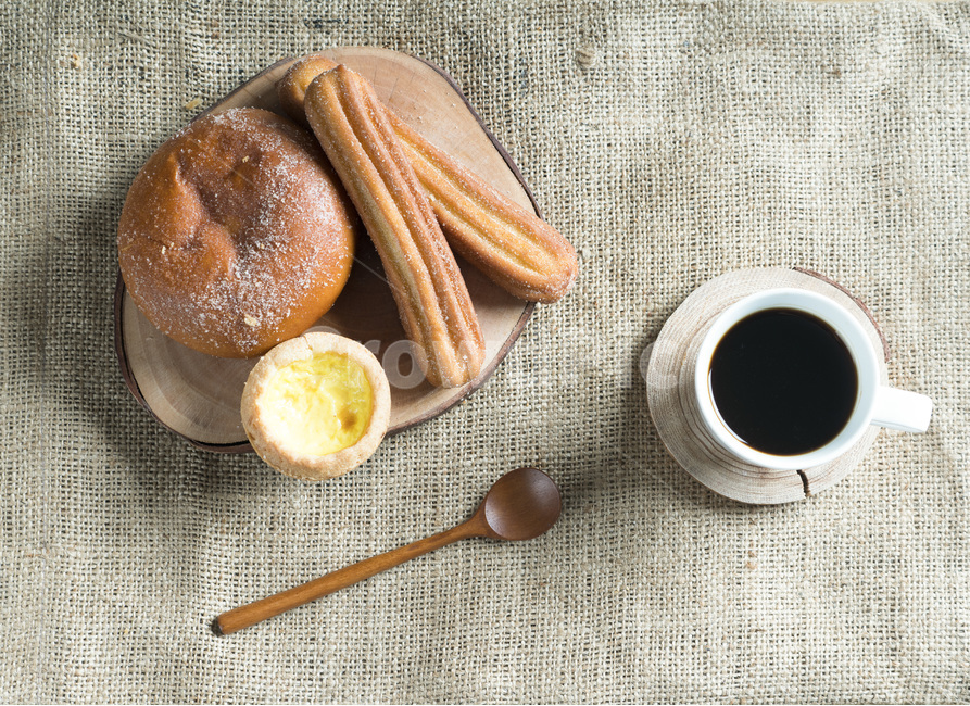 식사,음식,빵,브레드,주방,쿠킹,meal,bread,아침,런치,베이커리,부엌,식탁,food,밀가루음식,테이블웨어,나무,원목,wood,손,남자,hand,커피,coffee,morning,음식,식재료,요리,food,cook,meal,dishes,food reserves,빵,bread,커피,카페,coffee,cafe,연출,컨셉,콘셉,direction,concept