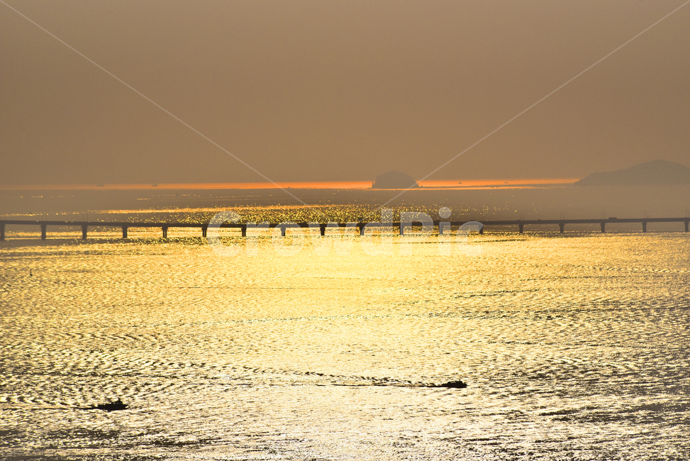 바다,석양,황혼,일몰,노을,해질녘,해질무렵,sunset,sea,다리,대교,bridge,인천대교,빛,반사,배,어선,실루엣,silhouette,금색,금빛,은밫,골든,golden,물결,섬,island,outdoor,아웃도어,옥외,야외,바다풍경,금빛물결,자연,풍경,nature,landscape