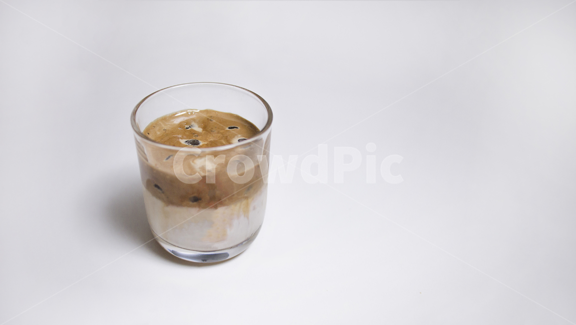 라떼,달고나,아이스커피,믹스커피,유리잔,갈색,흰색,우유,달고나커피,달고나라떼,카페라떼,얼음,시원,깔끔