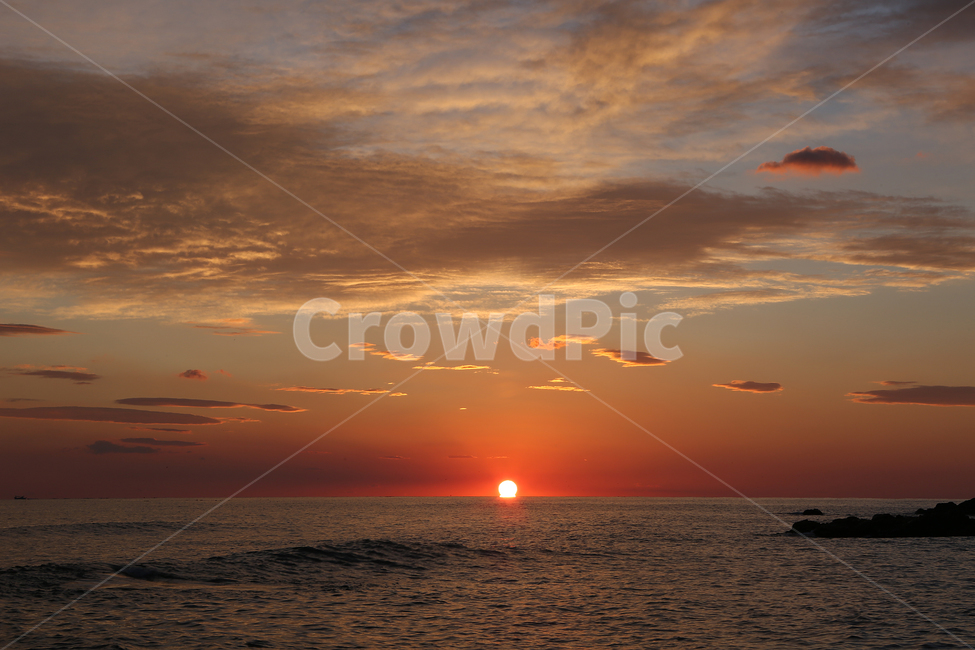 바다,하늘,일출,동해,sea,sky,sunrise,eastsea,자연,풍경,nature,landscape,outdoors,옥외,sunlight,햇빛,dawn,새벽,red sky,붉은 하늘,sunset,일몰,dusk,황혼