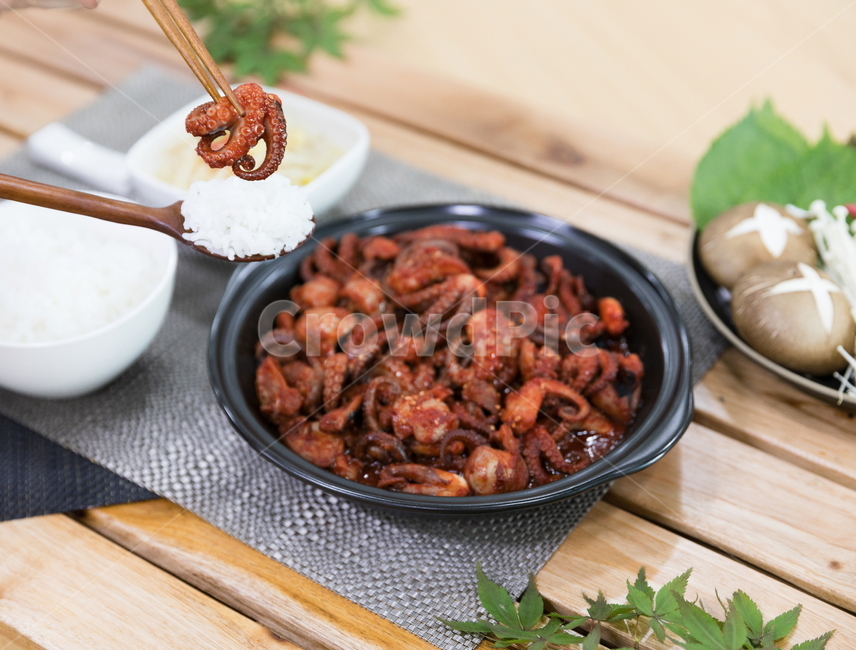 주꾸미,요리,다이어트,매운음식,식기류,건강식,조리법,그릇,테이블,식사,맛있다,먹다,별미,낙지,문어,맵다,짜다,준비,숟가락,식탁,붉다,해산물,바다요리,재료,배고프다,무침,볶음,식당,볶다,젓가락,매콤하다,양념,밥도둑,쌀,밥,야채,음식,식재료,요리,food,cook,meal,dishes,food reserves,한식,한국음식,한국요리,korean food,korean dishes,korean meal,korean cook