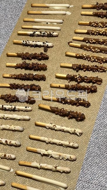 빼빼로,초콜릿,빼빼로데이,pocky,pepero,coated,dough,stilllife,biscuit,black,crispy,favor,crunchy,product,bake,cracker,concept,sweet,table,nut,food,chocolate,dessert,plate,wheat,stick,pastry,eat,snack,homemade,long,cookie,melt,cocoa,almond,background,dark,wood,brown,sugar