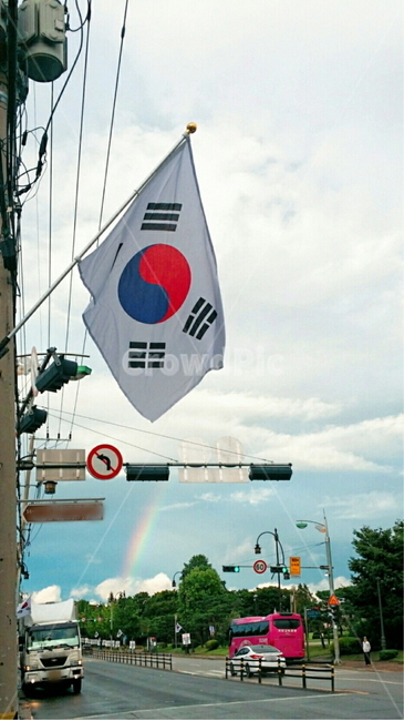 태극기,공휴일,구름,무지개,프리즘,도로,로드,자동차,야외,풍경
