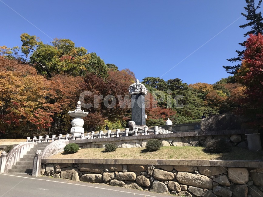 단풍,절,비석,사찰,하늘,나무,풍경,가을,계절,fall,autumn,season,조각상,동상,석상,조형물,statue,bronze statue,stone statue