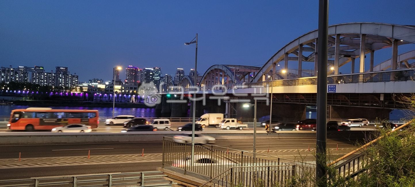 도로,road,car,자동차,vehicle,차량,도심,도시,city,outdoors,cityscape,arch,아치,옥외,도시경관