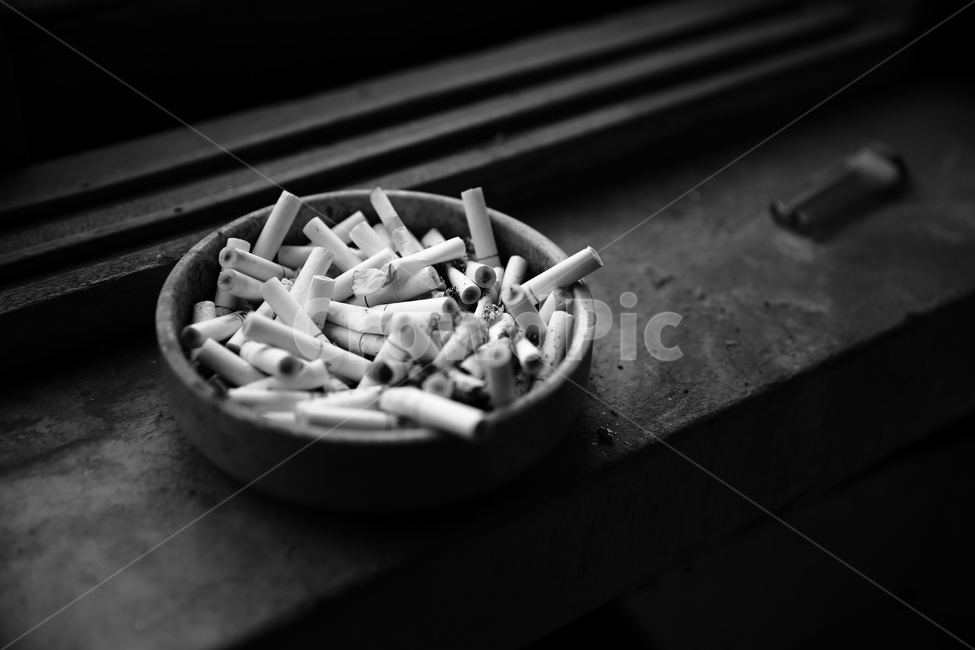 담배,재떨이,우울,슬픔,혼자,외로움,흑백,모노톤,monochrome,black and white