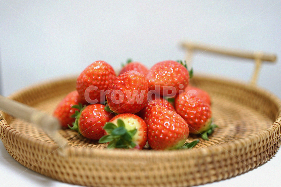 딸기,strawberry,과일,음식,겨울철과일,빨강,레드,red,베리,라탄,바구니,신선,스트로베리,음식,식재료,요리,food,cook,meal,dishes,food reserves,과일,열매,fruit