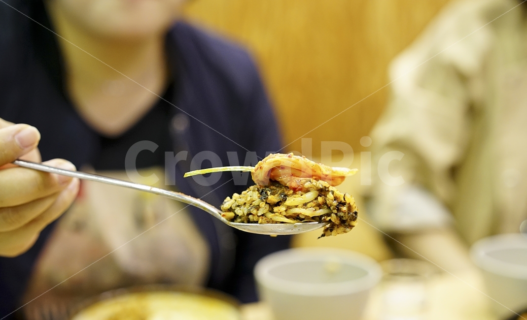 김치,볶음밥,숟가락,손,인물,밥,먹방,한끼,식사,한입,스푼,푸드,밥심,사람,인물,인간,human,person,신체일부,몸,body,음식,식재료,요리,food,cook,meal,dishes,food reserves,한식,한국음식,한국요리,korean food,korean dishes,korean meal,korean cook