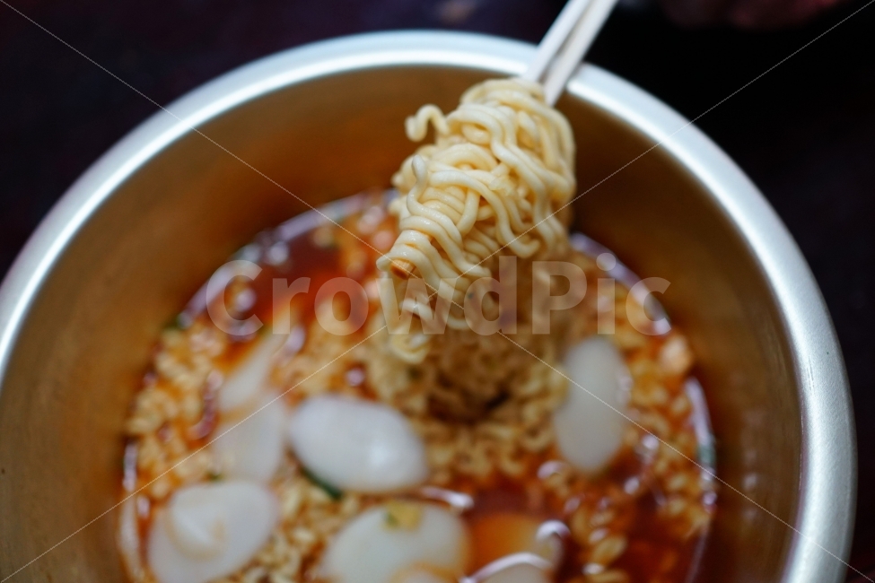 식사,간식,라면,젓가락,냄비,떡,면발,국물,음식,음식,식재료,요리,food,cook,meal,dishes,food reserves,면류,면요리,noodles,한식,한국음식,한국요리,korean food,korean dishes,korean meal,korean cook