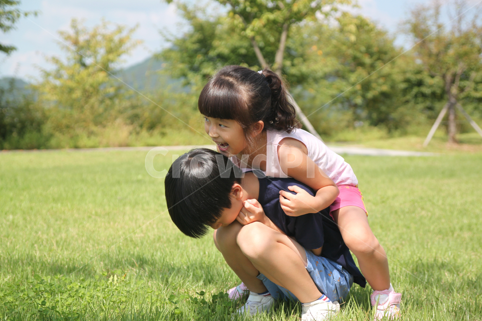 남매,아들,딸,어부바,업고,노는,공원,잔디,사람,인물,인간,human,person,어린이,어린아이,child,children,kid