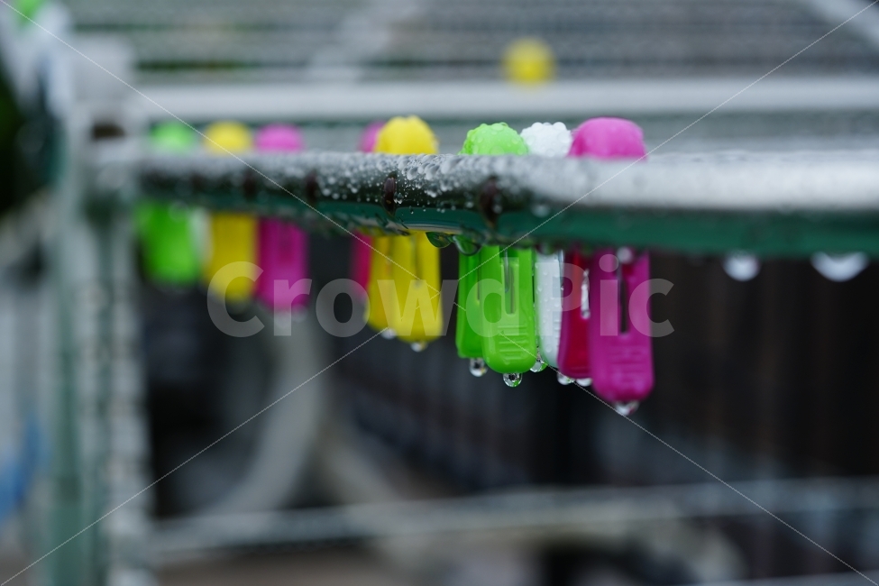	물방울,빗물,비,물,접사,감성,감성사진,느낌,풍경,비오는날,레인,rain,옷걸이,빗소리,워터,일상,풍경사진,감정,집게,빨래집게,비,비오는날,rain,rainy,사물,물건,오브젝트,thing,object,matter