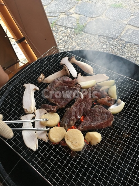 고기,소고기,돼지고기,버섯,양파,감자,불판,캠핑,야영,음식,숯불,글램핑,철판