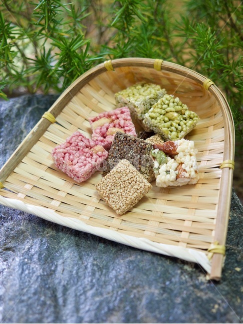 Sesame Gangjeong,snack,chopsticks,plate,Korean snacks,Thanksgiving,holiday,wellbeing,Korean food,Asian food,tradition,Lunar New Year food,new year,holiday food,Korean,Chuseok food,Korean culture,traditional snacks,food,food culture,Korean traditional snac