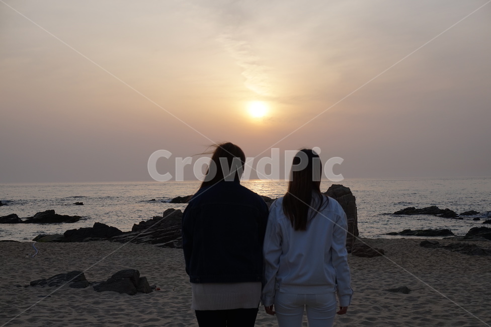 뒷모습,여자들,긴머리,해돋이,바다,일출,사람,인물,인간,human,person,여성,여자,woman,female,lady,친구,우정,friendship,companion,여행,휴가,traveling,vacation,trip