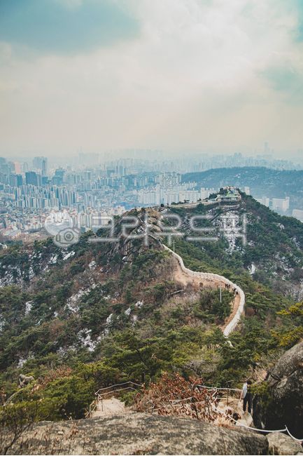 인왕산,인왕산정상,서울전경,서울풍경,서울시풍경,흐린날,미세먼지,서울미세먼지,종로구,서대문구,등산,인왕산등반,등반,산악,산악회,햇살,설산,눈덮인산,종로,mountain,tracking,hiking,climbing,hike,climb,성곽,성곽길,castle,fortress,stronghold,fortresstrail,남산타워,n서울타워,엔서울타워,서울타워,중구