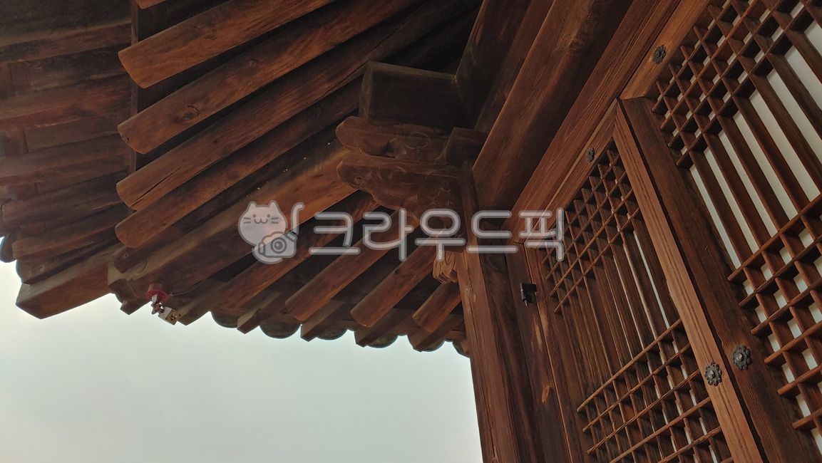 wood,목재,궁궐,건물,지붕,처마,나무,나무문,격자무늬,전통문,전통문양,한국전통문양,door,koreatraditionaldoor