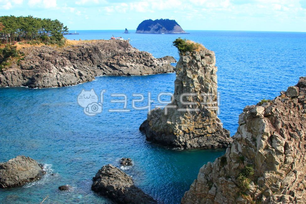 stone pillar,coastline,Oedolgae,nature,cliff,island,water,sea,rock,rock wall,coast,Beach,Coast,outdoors,ocean,shoreline,waterfront