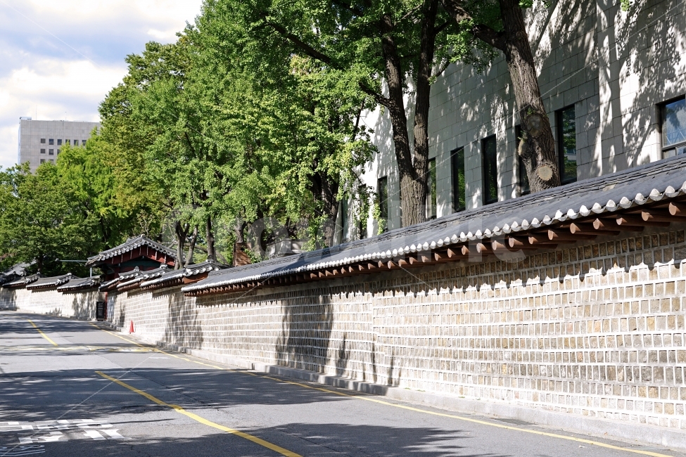 한국,한국적,기와,돌담길,길,여행,Korea,Korean,street,road,way,wall,trip,travel,travelling,배경,배경사진,감성사진,평화로운,분위기,차분한,차분함,평화로움,풍경,풍경사진,scene,ambience,atmosphere,calm,peaceful,tranquil,still,background,view,landscape,scenery,건축물,건물외관,exterior,building,structure,architecture,construction,한국전통,한국문화,korean traditional,korean culture