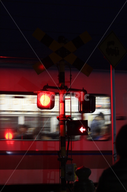 light,빛,철도,기차,기차역,역,밤,yellow,신호등,red,redlight,night,black