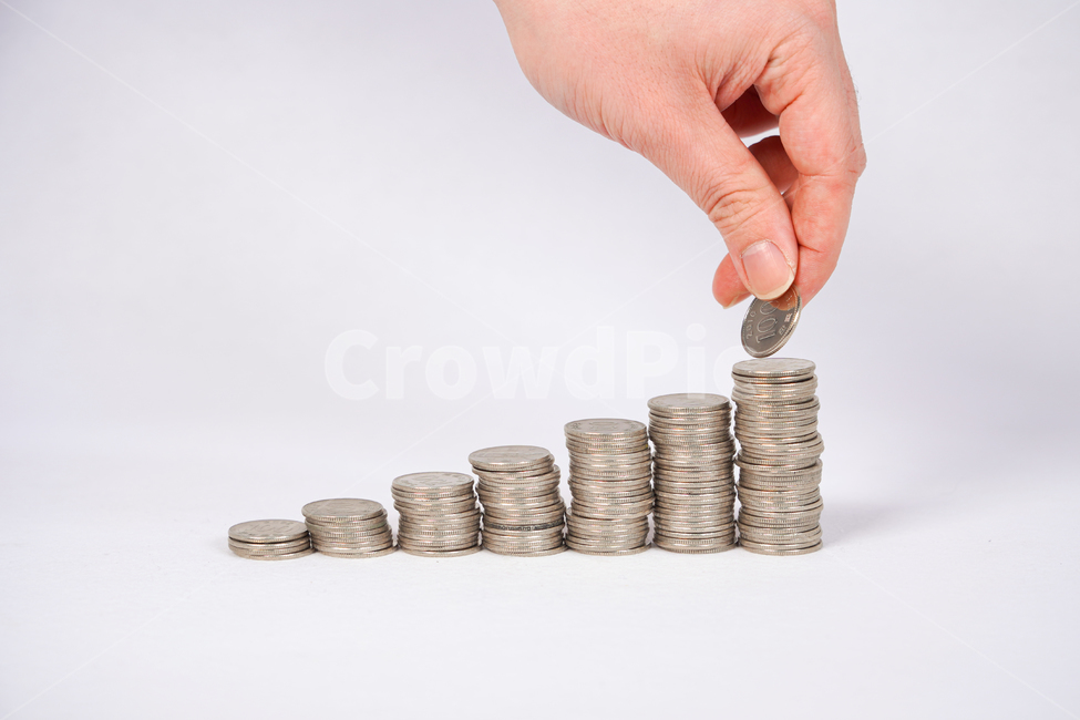 투자,돈,동전,손,원화,화폐,사람,현금,캐쉬,은행,부자,떨어짐,money,coin,인간,금액,경제,보험,손가락,주식,수입,가치,산업,적금,적립,한국,자산,십원,오백원,재무,급여,소득,금융,돈,finance,banking,money