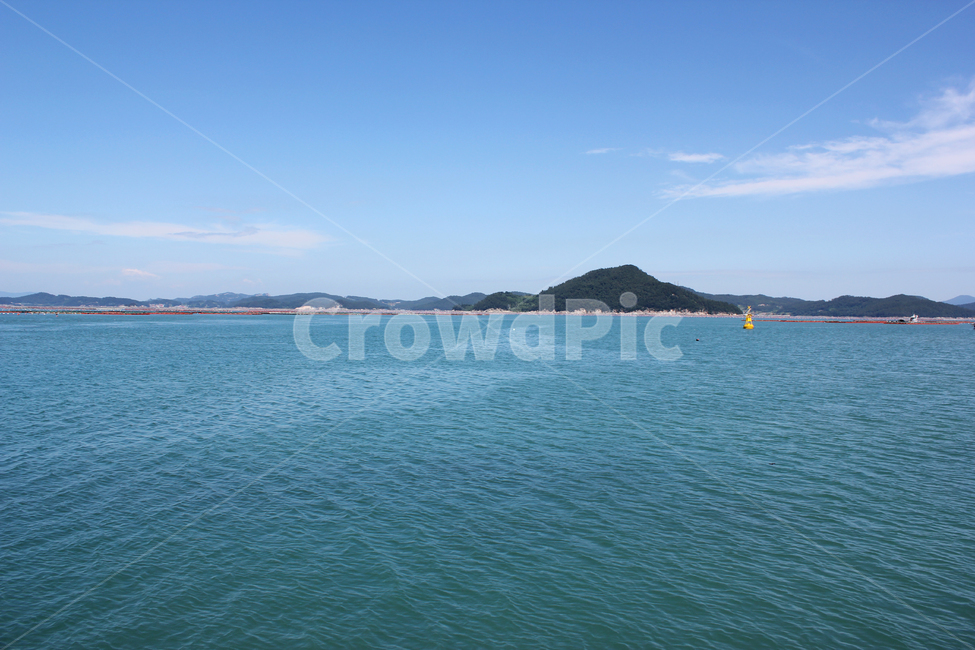 beach,blue,cloud,coast,coastline,day,far,island,mountain,nature,ocean,sea,sky,water,wave,하늘,구름,파랑,블루,먼산,산,섬,바다,물결,푸른바다,풍경,자연,파란색,양식,양식장,어업,어촌,바닷물,에메랄드빛