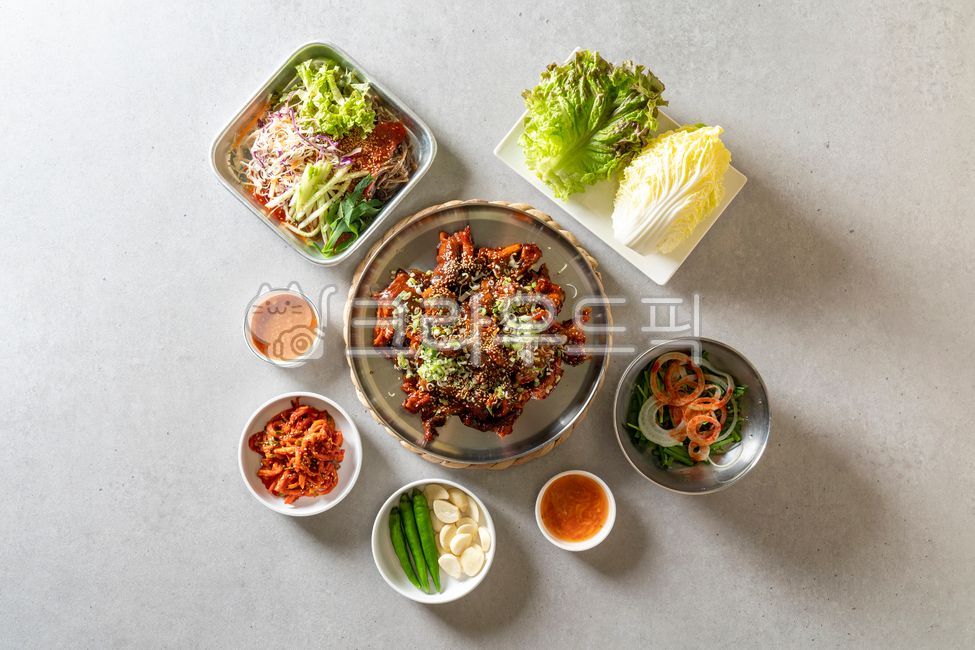 side dish,Pork feet,Lettuce,spicy pigs feet,napa cabbage,Korean,spicy,Tray noodles,food