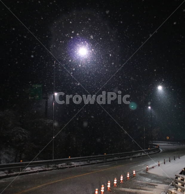 겨울,눈오는거리,눈,snow,밤길,눈길,시골길,눈오는길,가로등,겨울가로등,winter,snowstreet,겨울,계절,winter,season,야경,밤,풍경,nightscape,night,landscape,교통,교통수단,traffic,transportation