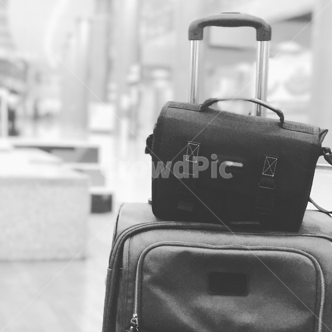 여행,일상,힐링,카메라,케리어,캐리어,공항,비행기,여권,출국,탑승수속,취미,여행,휴가,traveling,vacation,trip,흑백,모노톤,monochrome,black and white,사물,물건,오브젝트,thing,object,matter