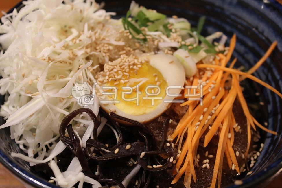 noodle dish,cabbage,Japanese ramen,Japanese food,wooden table,egg,noodles,plate,noodle,kelp,bowl,food,ramen,steamed egg,Ramen,cold ramen,table,carrot