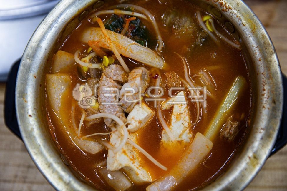 두부,파,콩나물,김치,돼지고기,얼큰한,끓인,남비,김치찌게,한국전통음식,tofu,greenonion,beansprouts,kimchi,pork,spicy,boiled,hotpot,kimchistew,traditionalkoreanfood,음식,식재료,요리,food,cook,meal,dishes,food reserves,한식,한국음식,한국요리,korean food,korean dishes,korean meal,korean cook