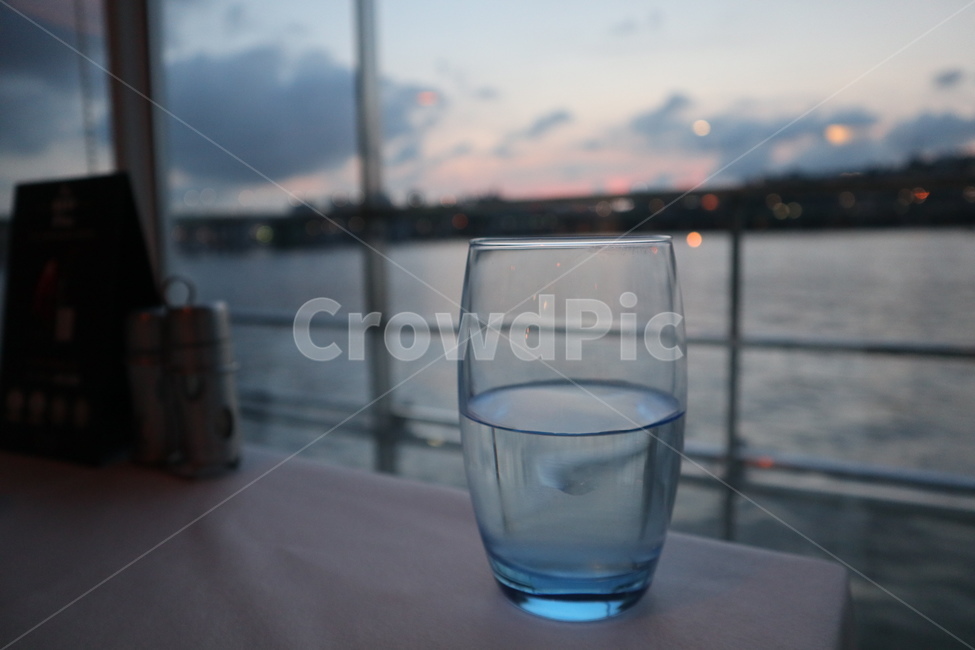 한강뷰,한강레스토랑,물컵,노을,석양,힐링,선상레스토랑