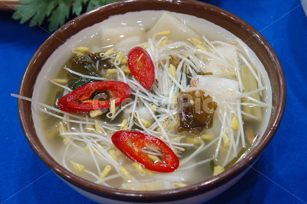 콩나물국,콩나물,국,한식,음식,국거리,한국음식,고추,홍고추,그릇,음식,식재료,요리,food,cook,meal,dishes,food reserves,한식,한국음식,한국요리,korean food,korean dishes,korean meal,korean cook