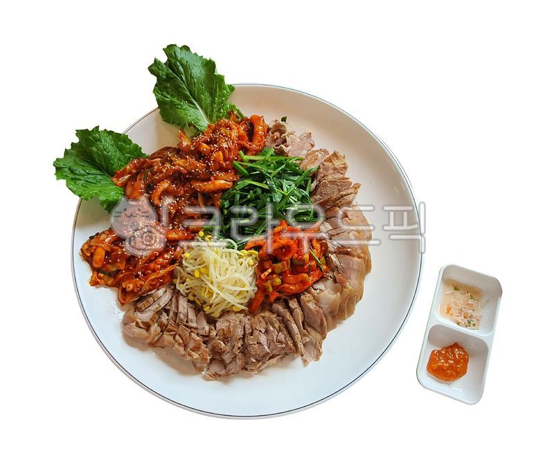 낙지보쌈,보쌈,낙지볶음,콩나물,무말랭이,부추,상추,음식,요리,식사,술안주,야식,배달음식,양념,부추무침,무침,해물찜,돼지고기,고기,해물보쌈,낙지찜보쌈,찜,해물,해산물,낙지,낙지요리,식재료,안주,무말랭이무침,매운음식,삶은음식,매운요리,pork,meat,seafood,cook,meal,food,접시,dish,누끼