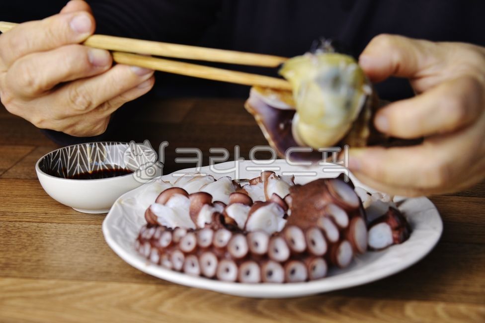 reflection,octopus,beating,octopus sashimi,boiled octopus,plate,food,sea beat,stone octopus,octopus leg,ingredients,sea creatures,super long,mollusk